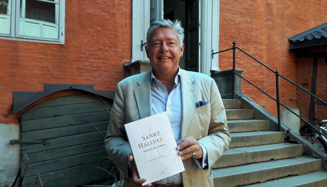 Ole Rikard Høisæther med sin nyeste bok, Sankt Hallvard, helgen og symbol Ole Rikard Høisæther med sin nyeste bok, Sankt Hallvard, helgen og symbol