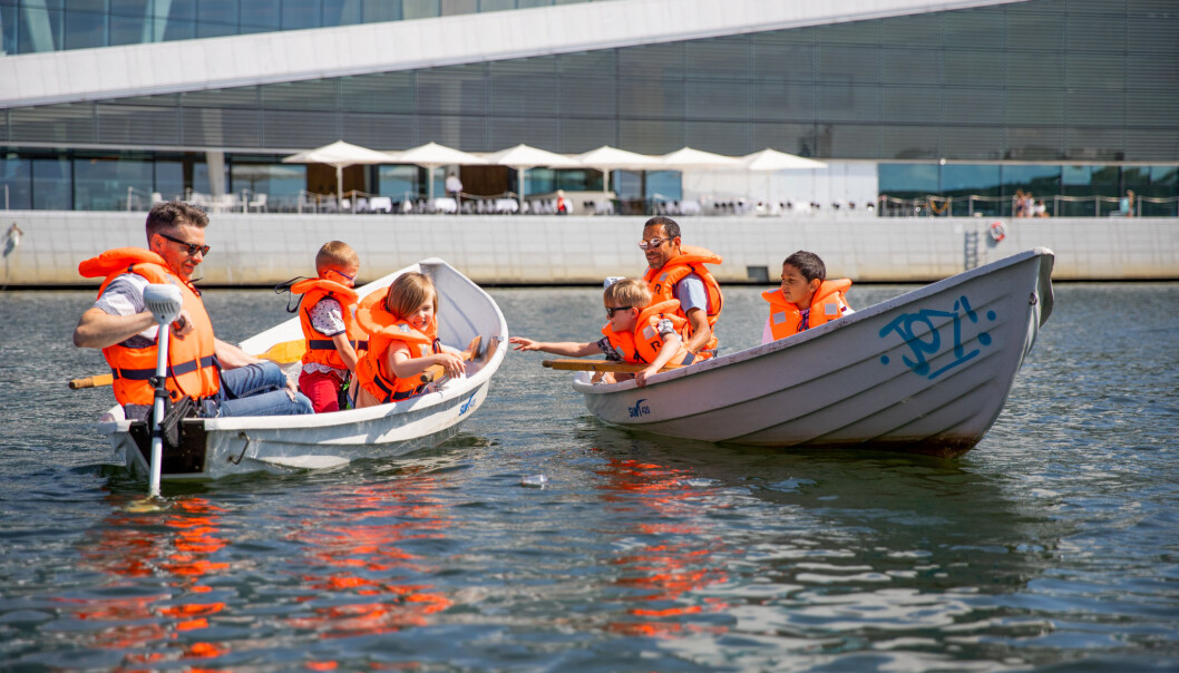 Elevene svingte innom havnebassenget ved Operaen før toktet fortsatte utover i Oslofjorden. Elevene svingte innom havnebassenget ved Operaen før toktet fortsatte utover i Oslofjorden.