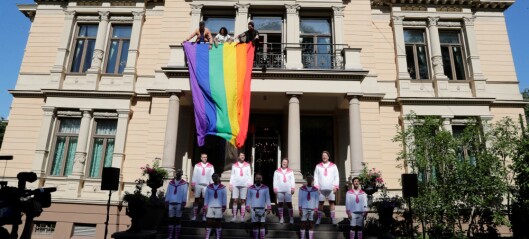 Oslo fagottkor sang da regjeringens representasjonsbolig i Parkveien ble drapert i regnbueflagg Oslo fagottkor sang da regjeringens representasjonsbolig i Parkveien ble drapert i regnbueflagg
