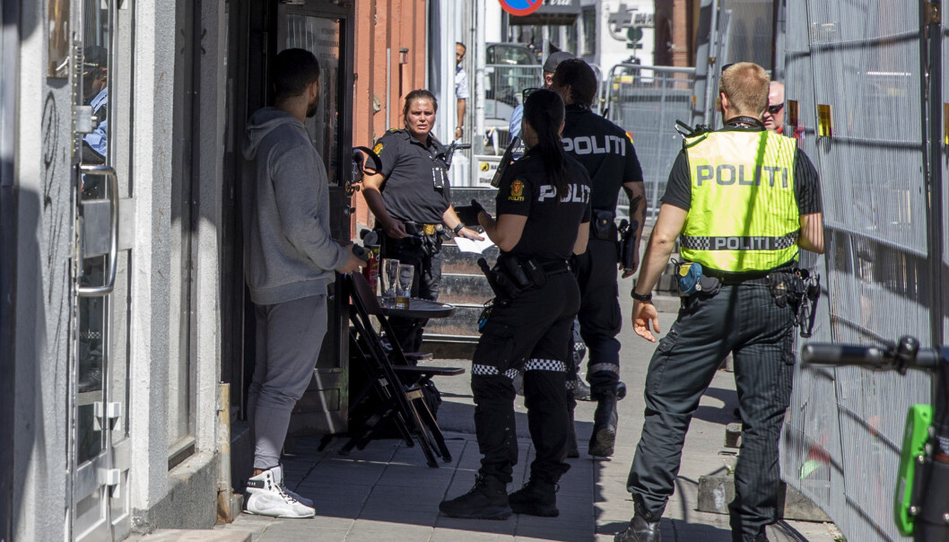 To personer er siktet for drapsforsøk etter at en mann ble alvorlig skadd etter knivstikking i Storgata i Oslo onsdag. To personer er siktet for drapsforsøk etter at en mann ble alvorlig skadd etter knivstikking i Storgata i Oslo onsdag.