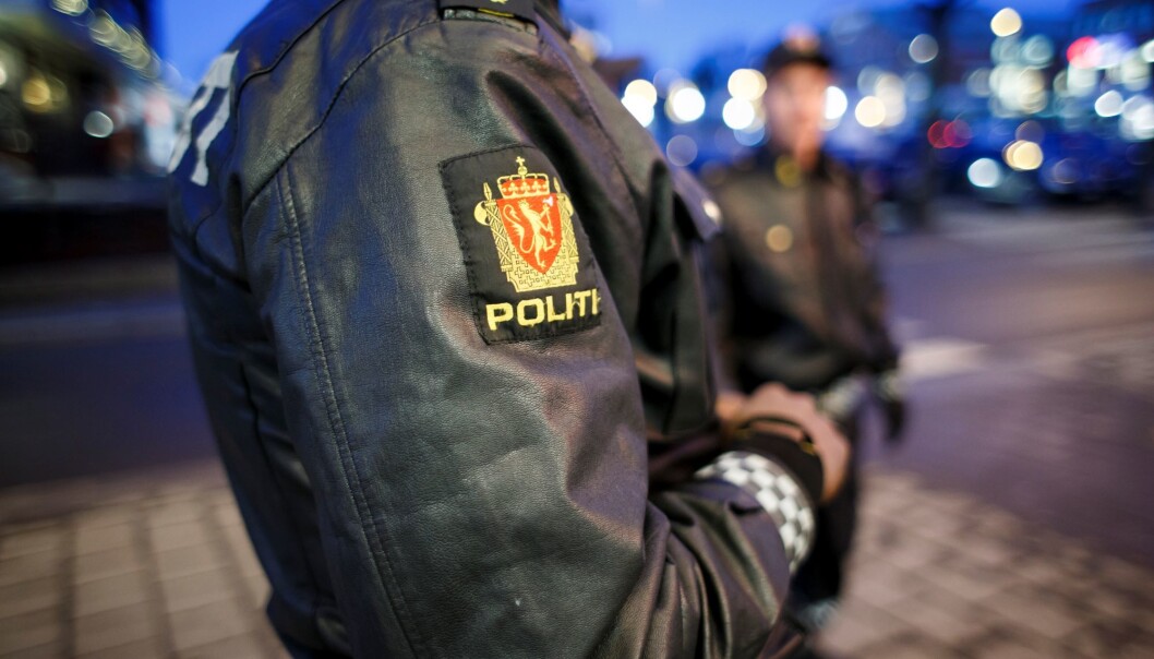 Lørdag morgen har politiet avsluttet søk etter mistenkte. 60-åringen er innlagt på sykehus etter knivstikkingen. Lørdag morgen har politiet avsluttet søk etter mistenkte. 60-åringen er innlagt på sykehus etter knivstikkingen.