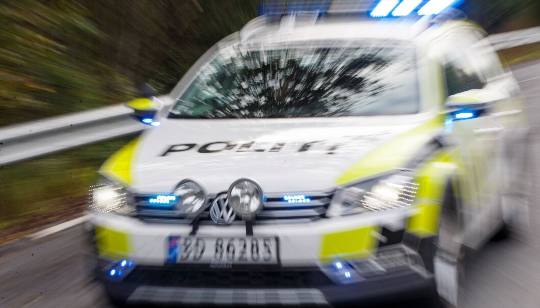 Politiet er på stedet og rapporterer om lange bremsespor. Det kan tyde på høy fart før ulykken. Politiet er på stedet og rapporterer om lange bremsespor. Det kan tyde på høy fart før ulykken.