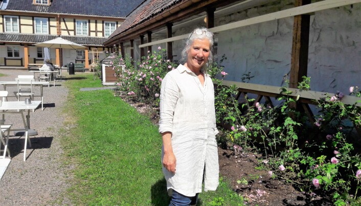 Linken Apall-Olsen viser hvor bildene vil bli stilt ut Linken Apall-Olsen viser hvor bildene vil bli stilt ut
