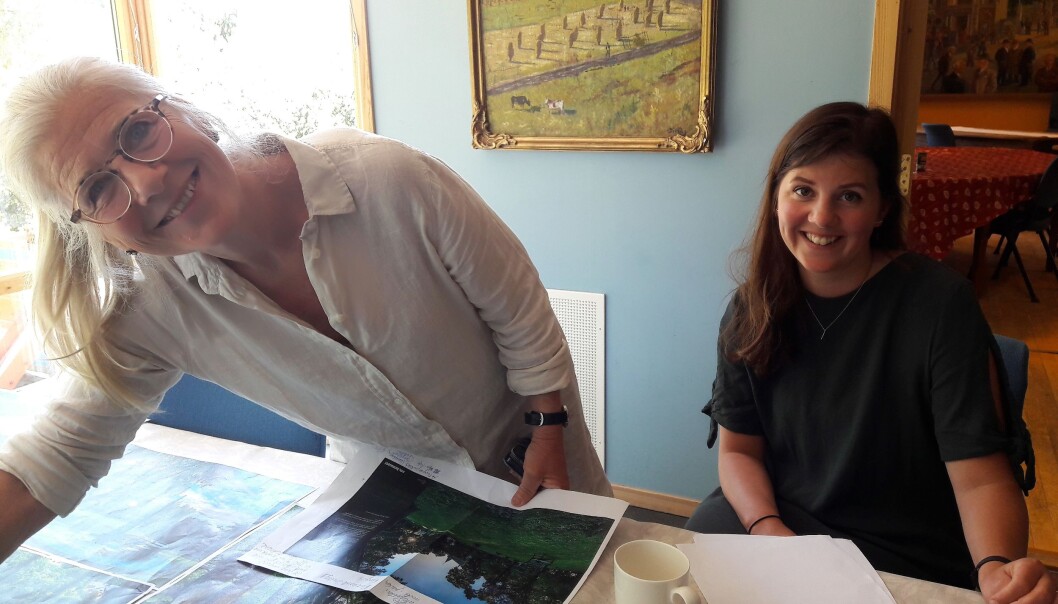 Linken Apall-Olsen og Hanna Gogstad ved Oslo museum -Bymuseet har gjort alt klart for fotoutstilling på Frogner Hovedgård Linken Apall-Olsen og Hanna Gogstad ved Oslo museum -Bymuseet har gjort alt klart for fotoutstilling på Frogner Hovedgård