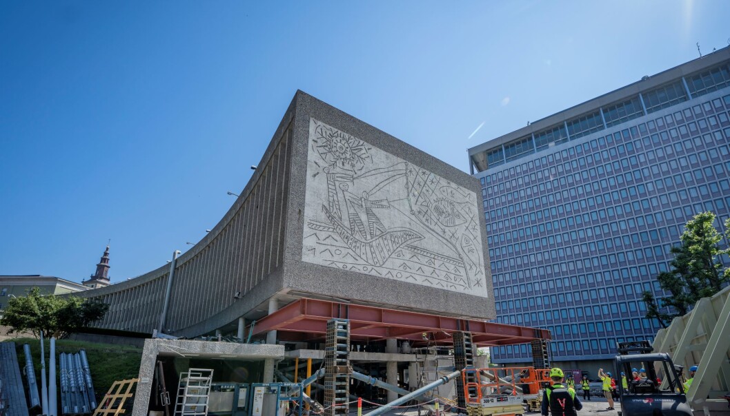 Anleggsarbeidere jobber på baksiden av kunstverket. «Fiskerne» av Pablo Picasso og Carl Nesjar. Statsbygg er i gang med rivingen av Y-blokka. Anleggsarbeidere jobber på baksiden av kunstverket. «Fiskerne» av Pablo Picasso og Carl Nesjar. Statsbygg er i gang med rivingen av Y-blokka.