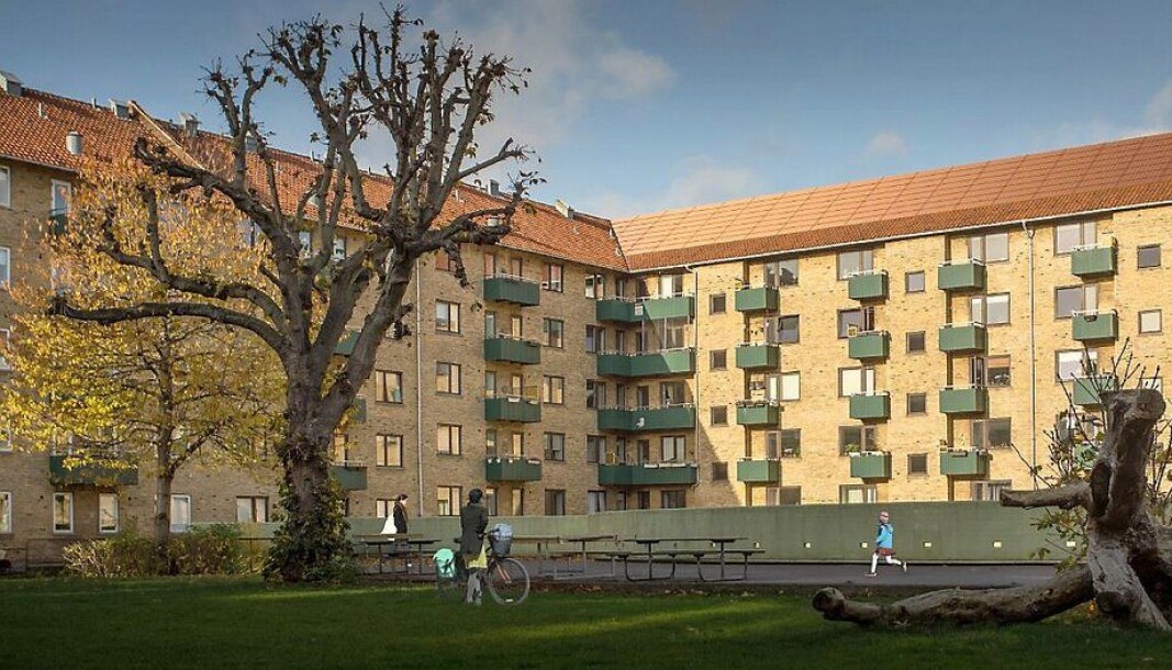 Landsdommegården, pilotprosjekt i København med røde solcellepaneler tilpasset historiske røde teglsteinstak. Landsdommegården, pilotprosjekt i København med røde solcellepaneler tilpasset historiske røde teglsteinstak.