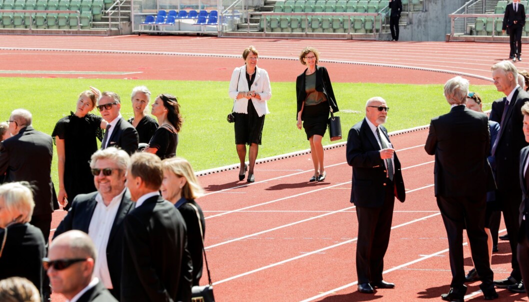 Friidrettsvenner, politikere og Svein Arne Hansens familie samlet seg til minnestund på Bislett. Friidrettsvenner, politikere og Svein Arne Hansens familie samlet seg til minnestund på Bislett.