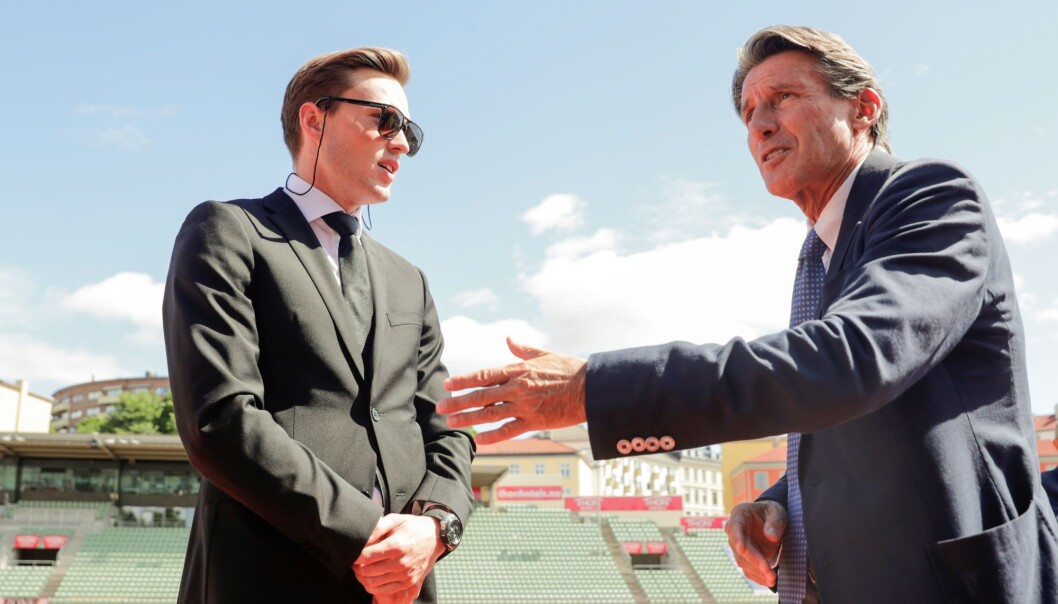 To generasjoner løpere i verdensklasse deltok i minnestunden. Karsten Warholm i samtale med Sebastian Coe (til h.). To generasjoner løpere i verdensklasse deltok i minnestunden. Karsten Warholm i samtale med Sebastian Coe (til h.).