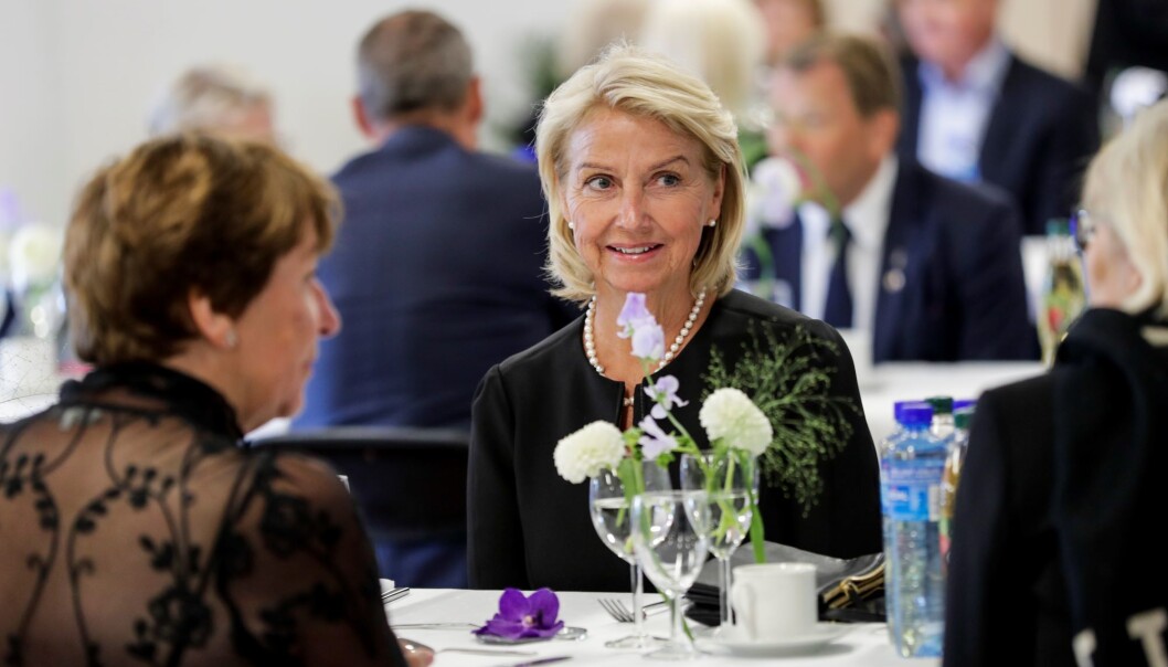 Idrettspresident Berit Kjøll ved samme bord som Oslo-ordfører Marianne Borgen (til v.). Idrettspresident Berit Kjøll ved samme bord som Oslo-ordfører Marianne Borgen (til v.).