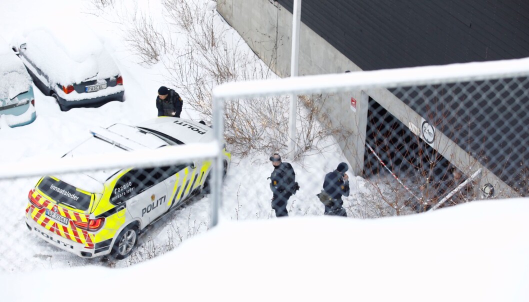 Politiet ved garasjeanlegget på Bjørndal der drapet skjedde. Politiet ved garasjeanlegget på Bjørndal der drapet skjedde.