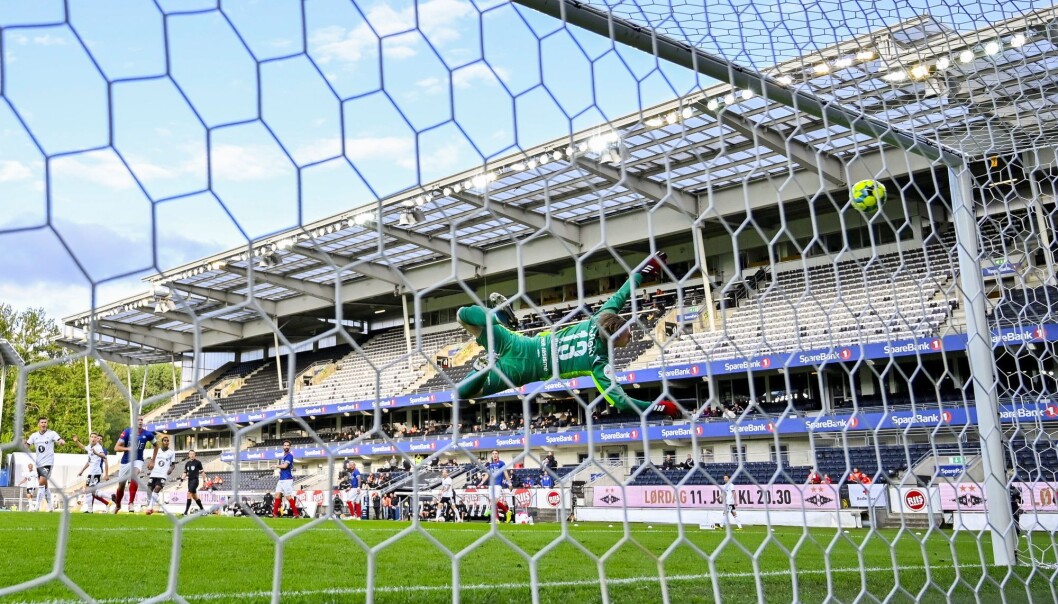 Gjennom nettmaskene sees Kristoffer Klaesson i full lengde etter skuddet fra RBKs Marius Lundemo. VIF-keeperen kan ikke lastes for scoringen. Gjennom nettmaskene sees Kristoffer Klaesson i full lengde etter skuddet fra RBKs Marius Lundemo. VIF-keeperen kan ikke lastes for scoringen.