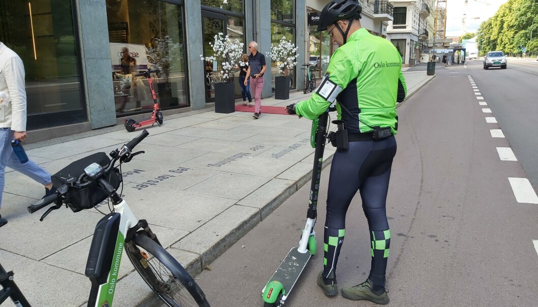 Tore flytter en el-sparkesykkel som er hensatt i sykkelfeltet. Tore flytter en el-sparkesykkel som er hensatt i sykkelfeltet.