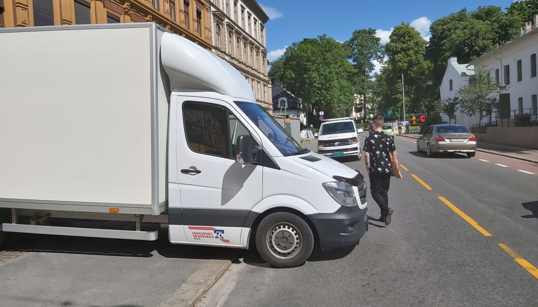 -Denne parkeringen kan skape en livsfarlig situasjon for fotgjengerne, sier Tore. Han som hadde hyret inn bilen var ikke enig. -Denne parkeringen kan skape en livsfarlig situasjon for fotgjengerne, sier Tore. Han som hadde hyret inn bilen var ikke enig.