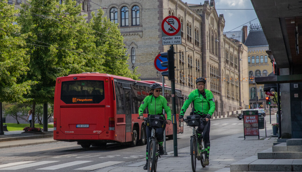 — Folk er glade for å se uniformert personell i gatene, sier Linda og Tore. — Folk er glade for å se uniformert personell i gatene, sier Linda og Tore.