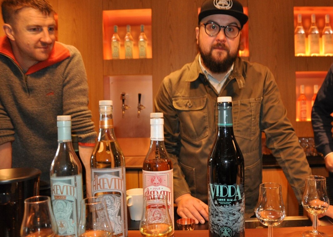 Matt Ensor (til v.) og Frederik Dahl byr på prøvesmaking av Vidda gin og ulike akevitter i baren hos Oslo Håndverksdestilleri på Bryn. Matt Ensor (til v.) og Frederik Dahl byr på prøvesmaking av Vidda gin og ulike akevitter i baren hos Oslo Håndverksdestilleri på Bryn.