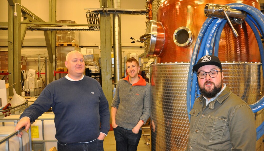 Espen Tollefsen, Matt Ensor og Frederik Dahl jubler over at Oslo Håndverksdestilleri kan kalle seg verdens beste gin-maker. Espen Tollefsen, Matt Ensor og Frederik Dahl jubler over at Oslo Håndverksdestilleri kan kalle seg verdens beste gin-maker.