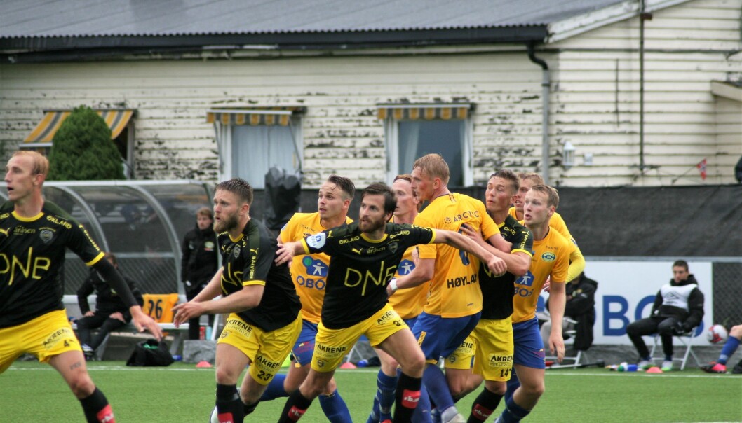 Grorud fikk lite spillerom i angrep mot Lillestrøm. Her blir Martin Høyland og Glenn Harviken i gult godt pakket inn. Grorud fikk lite spillerom i angrep mot Lillestrøm. Her blir Martin Høyland og Glenn Harviken i gult godt pakket inn.