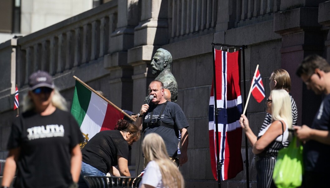 Sian og Lars Thorsen ble igjen møtt av antirasistisk motdemonstrasjon. Sian og Lars Thorsen ble igjen møtt av antirasistisk motdemonstrasjon.