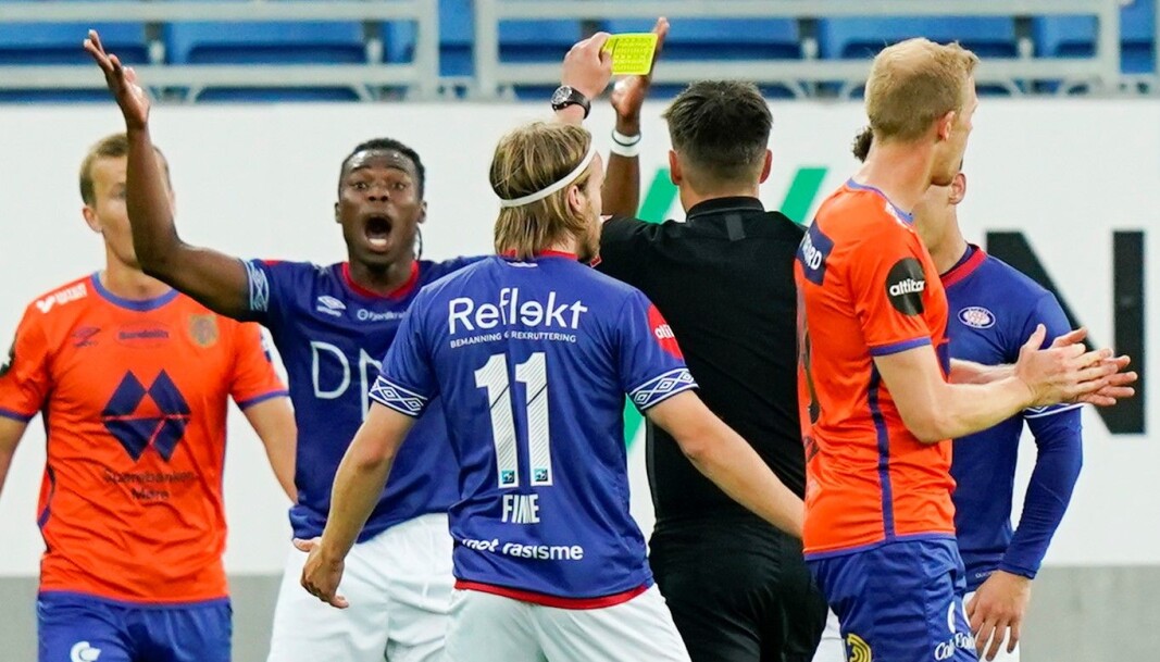 Vålerengas Sam Adekugbe fortviler etter å ha fått sitt andre gule kort av dommer Tom Harald Hagen. Vålerengas Sam Adekugbe fortviler etter å ha fått sitt andre gule kort av dommer Tom Harald Hagen.