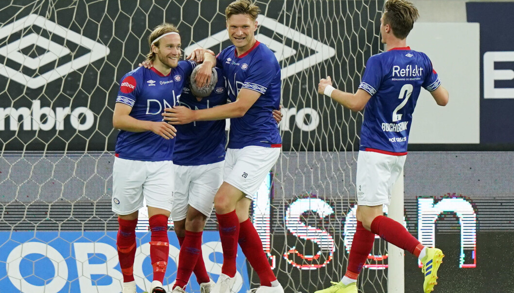 Vålerenga-jubel etter scoring av Bård Finne (t.v.) og målgivende fra Aron Dønnum. Vålerenga-jubel etter scoring av Bård Finne (t.v.) og målgivende fra Aron Dønnum.