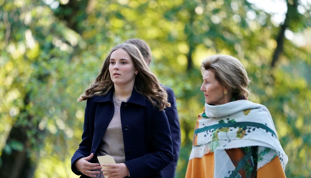 Prinsesse Ingrid Alexandra sammen med dronning Sonja under åpning av skulpturpark ved Slottet. Prinsesse Ingrid Alexandra sammen med dronning Sonja under åpning av skulpturpark ved Slottet.