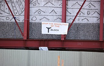 Banner på engelsk hengt opp i Y-blokka: - Stop the demolition of the Y-block
