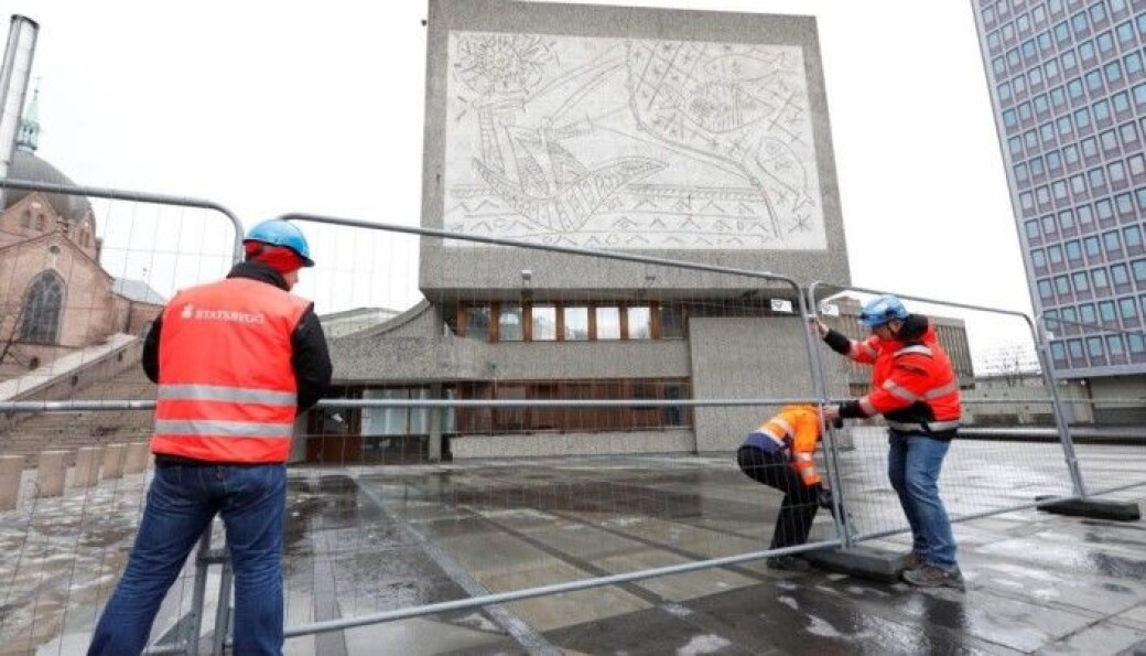 «Fiskerne» av Carl Nesjar, sandblåst direkte inn på veggen etter skisser av Pablo Picasso. Ifølge planen skal kunstverket bevares etter riving. «Fiskerne» av Carl Nesjar, sandblåst direkte inn på veggen etter skisser av Pablo Picasso. Ifølge planen skal kunstverket bevares etter riving.