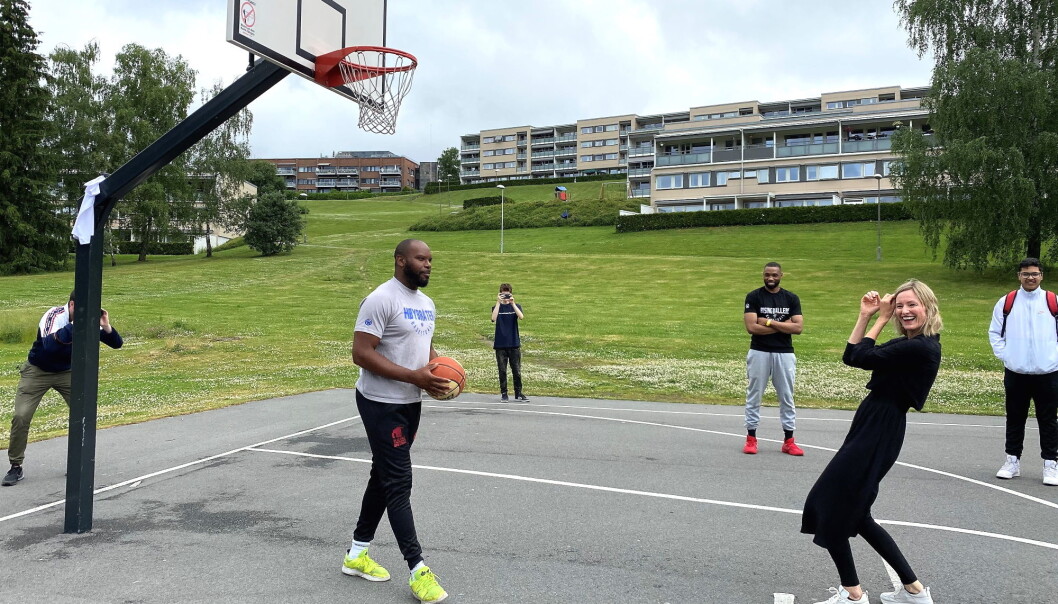 Sommerskolen 2020 ble ikke helt som blanlagt. Her får likevel skolebyråden en innføring i basket under årets sommerskole. Sommerskolen 2020 ble ikke helt som blanlagt. Her får likevel skolebyråden en innføring i basket under årets sommerskole.