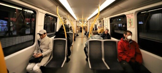 Nye smitteregler på T-bane, trikk og buss: - Kan dele sete igjen og skulder ved skulder blir lov