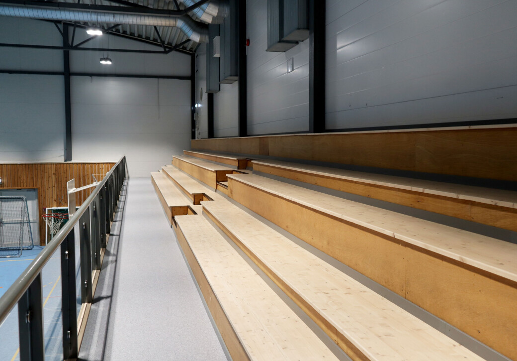 Tribunene ser nye ut. Men det er de ikke. — Fremfor å rive og bygge nytt, ønsket vi å se på muligheten for gjenbruk, sier Bente Bømark Hanssen i Kultur- og idrettsbygg. Tribunene ser nye ut. Men det er de ikke. — Fremfor å rive og bygge nytt, ønsket vi å se på muligheten for gjenbruk, sier Bente Bømark Hanssen i Kultur- og idrettsbygg.