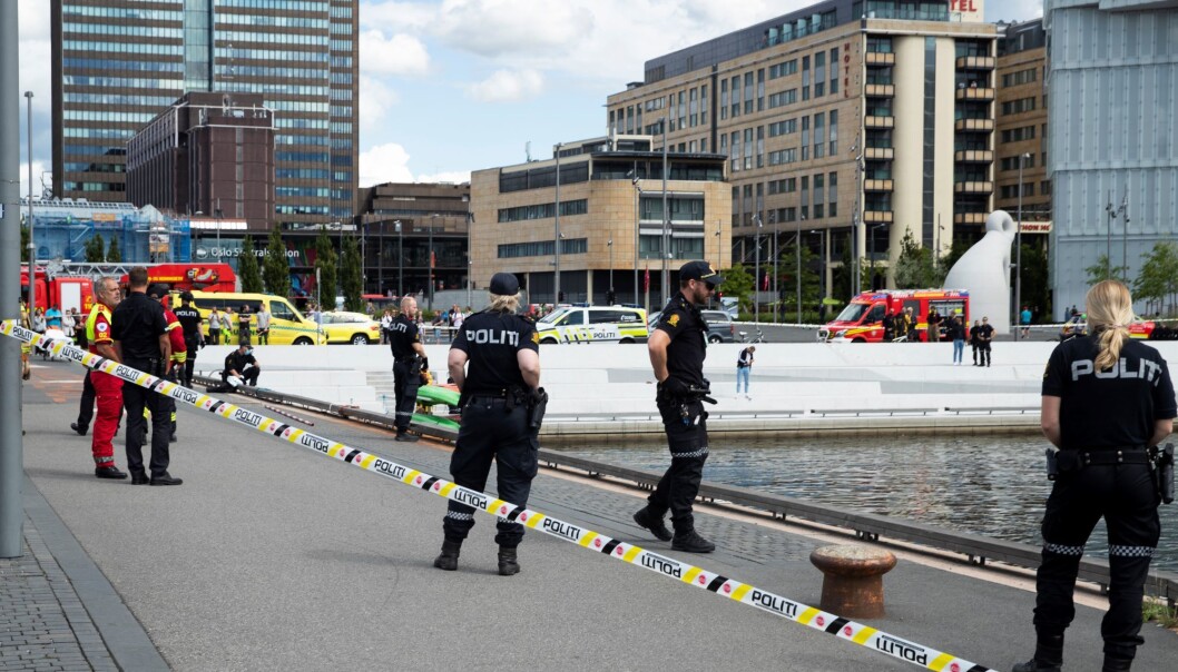 Politiet brukte elektrosjokkvåpen mot mannen etter at han hadde hoppet i sjøen ved Operaen. Politiet brukte elektrosjokkvåpen mot mannen etter at han hadde hoppet i sjøen ved Operaen.