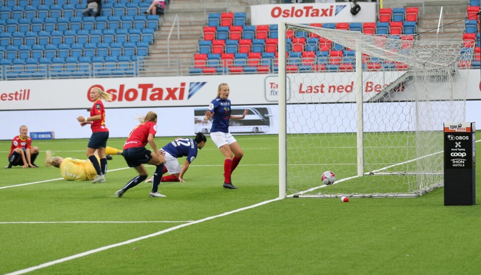 Vålerenga vant byderbyet mot Røa 2-0 fredag kveld. He scorer Dejana Stefanovic (knestående) hjemmelagets andre mål.