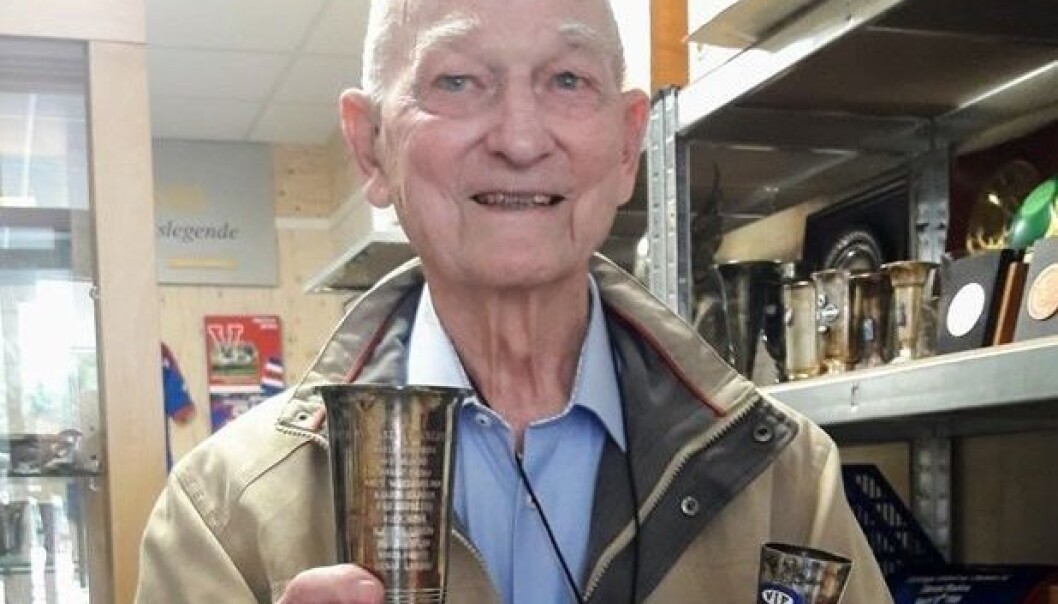 Kjeld Dahl-Larsen (92) løfter for første gang pokalen han vant i 1946. Kjeld Dahl-Larsen (92) løfter for første gang pokalen han vant i 1946.