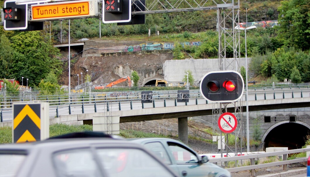 Motorsyklisten skal være alvorlig skadd og er fraktet til sykehus. Motorsyklisten skal være alvorlig skadd og er fraktet til sykehus.