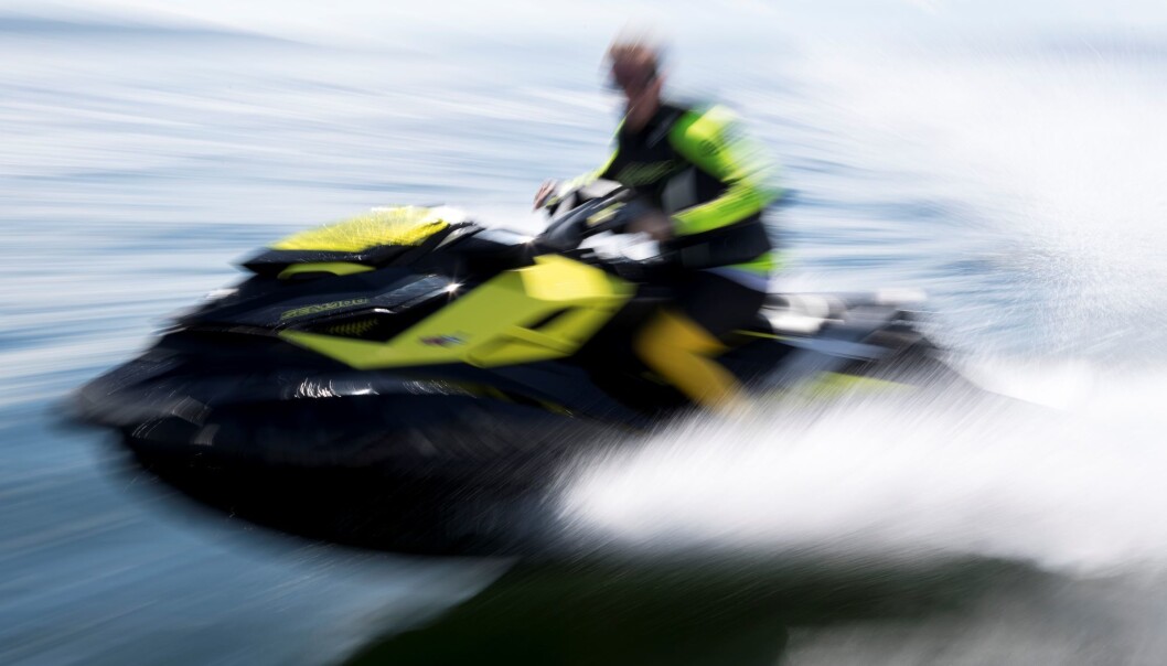 Utleide vannscootere i høy fart nær badeplassen på Sørenga har tidvis vært et problem i sommer. Utleide vannscootere i høy fart nær badeplassen på Sørenga har tidvis vært et problem i sommer.