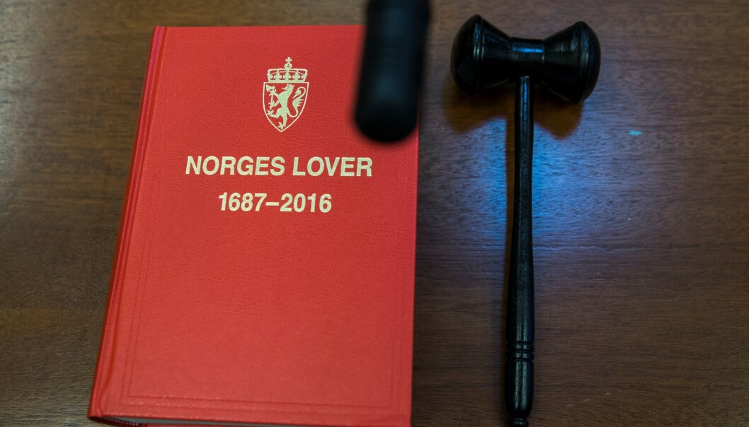 De fire tiltalte skal også ha truet mannen med å drille en skrue inn i kneet hans. De fire tiltalte skal også ha truet mannen med å drille en skrue inn i kneet hans.