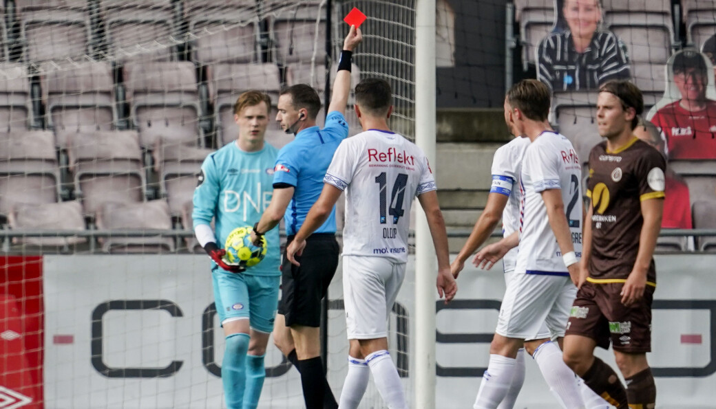 Vålerenga-keeper Kristoffer Klaesson får rødt kort av dommer Marius Hansen Grøtta 10 minutter før pause. Vålerenga-keeper Kristoffer Klaesson får rødt kort av dommer Marius Hansen Grøtta 10 minutter før pause.