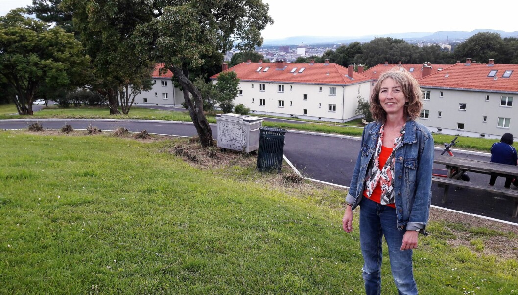 Ann-Katrin Olsen foran buskene som er hardt beskåret av bydel Grünerløkka og Bydelsrusken.