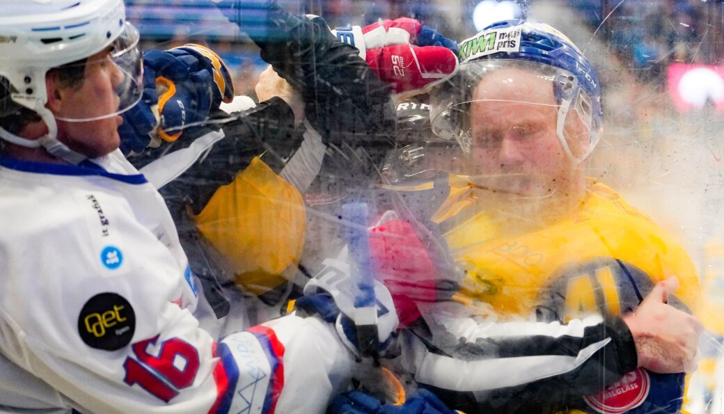Storhamars Patrick Thoresen (til h.) og Vålerengas Magnus Brekke Henriksen i slåsskamp i november i fjor. Det blir nok noen nappetak også fremover. Men hva skal hockeyserien hete? Storhamars Patrick Thoresen (til h.) og Vålerengas Magnus Brekke Henriksen i slåsskamp i november i fjor. Det blir nok noen nappetak også fremover. Men hva skal hockeyserien hete?