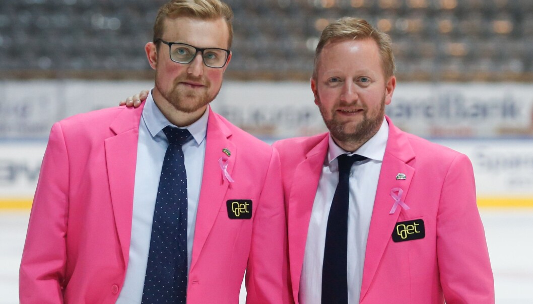 Storhamars hovedtrener Fredrik Söderström (t.h) og assistenttrener Jeff Jakobs auksjonerte bort rosa blazere med Get-logo under Rosa sløyfe-aksjon. Storhamars hovedtrener Fredrik Söderström (t.h) og assistenttrener Jeff Jakobs auksjonerte bort rosa blazere med Get-logo under Rosa sløyfe-aksjon.