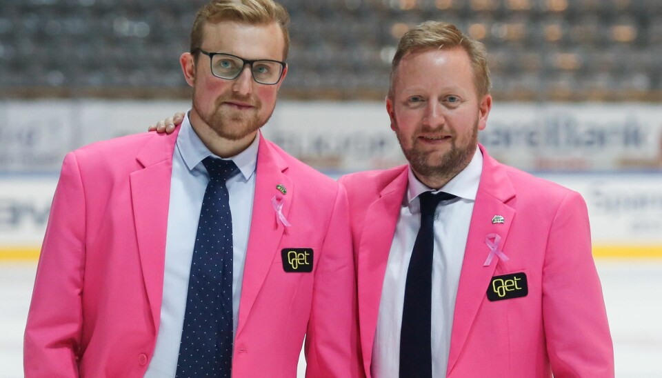 Storhamars hovedtrener Fredrik Söderström (t.h) og assistenttrener Jeff Jakobs auksjonerte bort rosa blazere med Get-logo under Rosa sløyfe-aksjon.