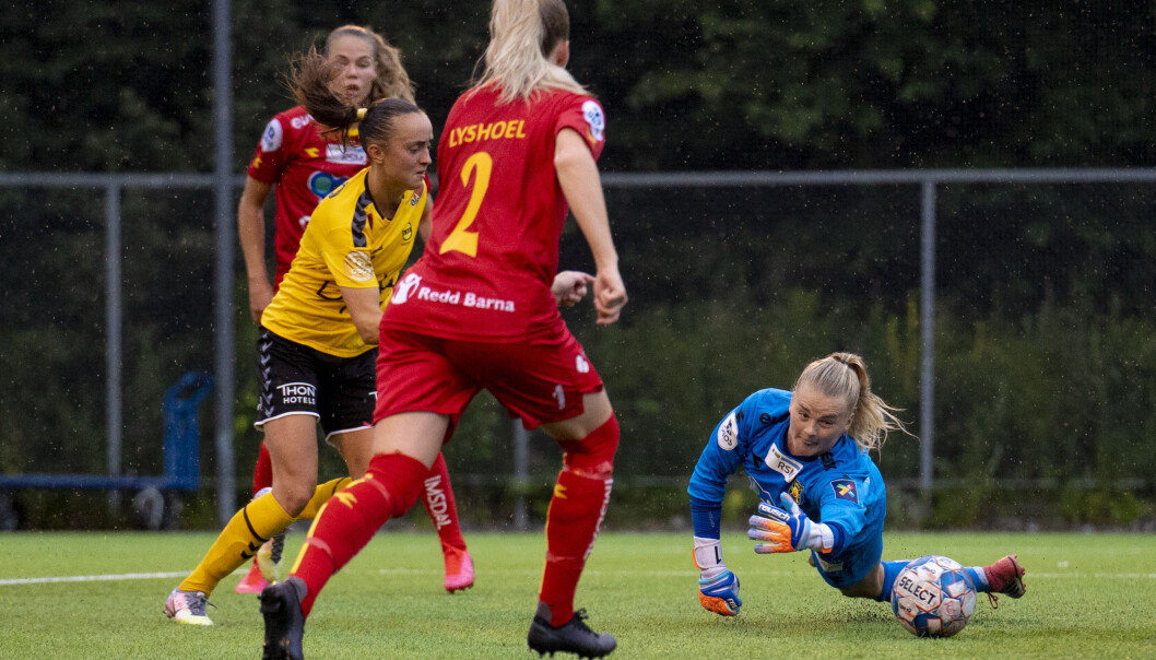 LSKs Andrea Willmann setter inn 0-2 bak Røakeeper Linn-Mari Nilsen. LSKs Andrea Willmann setter inn 0-2 bak Røakeeper Linn-Mari Nilsen.