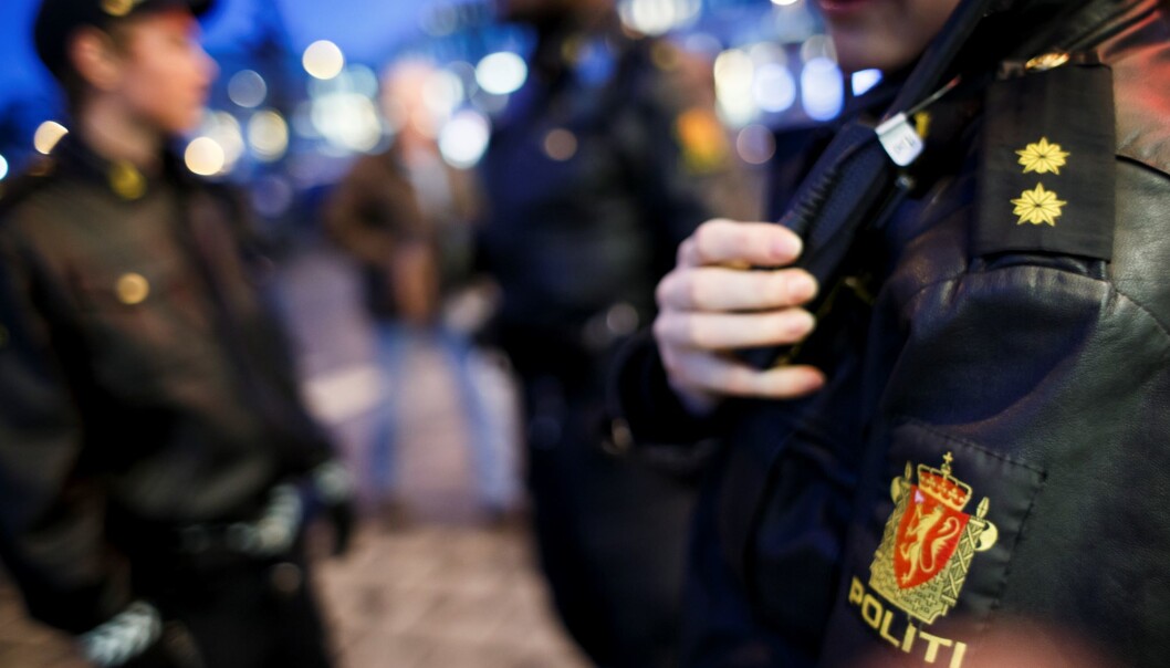 Politiet sier at det er et bredt aldersspenn på dem som har vært involvert i slagsmålet, og at noen av dem er ungdommer. Politiet sier at det er et bredt aldersspenn på dem som har vært involvert i slagsmålet, og at noen av dem er ungdommer.