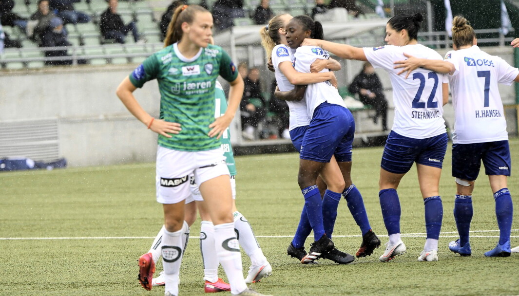 Vålerenga tok med seg alle poengene hjem fra bortekamp mot Klepp. Her gratuleres Ajara Njoya av lagvenninnene etter hennes utligning til 1-1. Vålerenga tok med seg alle poengene hjem fra bortekamp mot Klepp. Her gratuleres Ajara Njoya av lagvenninnene etter hennes utligning til 1-1.
