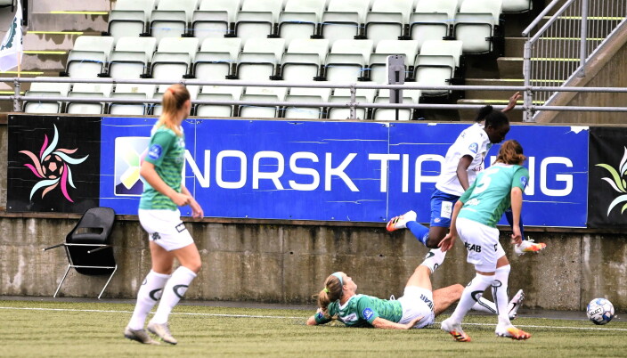 Ajara Njoya var nok en gang oslolagets friskeste angrepsspiller. Her må det to Klepp-spillere til for å stoppe henne. Ajara Njoya var nok en gang oslolagets friskeste angrepsspiller. Her må det to Klepp-spillere til for å stoppe henne.