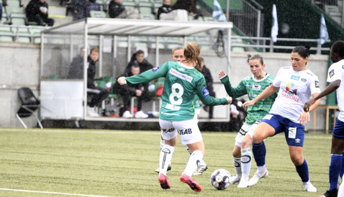 Mye dueller og lite finspill preget kampen mot Klepp. Her er Dejana Stefanovic i duell med Klepps Maria Hella Andresen. Mye dueller og lite finspill preget kampen mot Klepp. Her er Dejana Stefanovic i duell med Klepps Maria Hella Andresen.