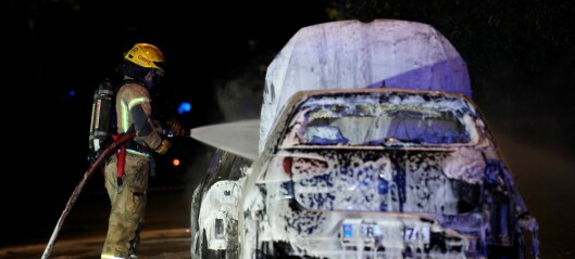 Kraftig brann i flere biler på Ensjø. Naboer bedt om å holde vinduer lukket på grunn av farlig røyk