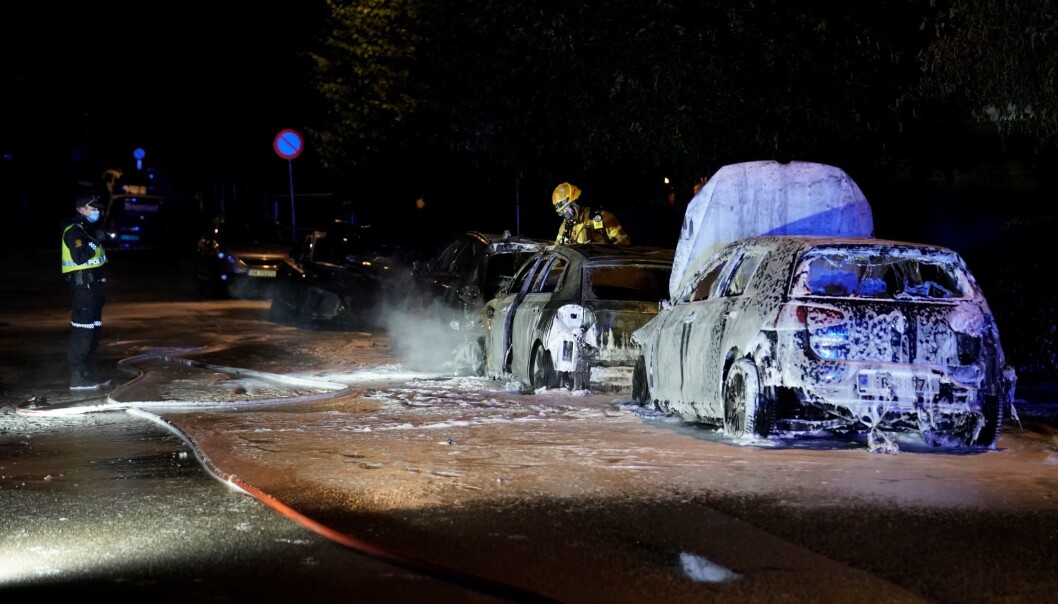 Bilene i Malerhaugveien er totalskadd etter brannen i natt. Bilene i Malerhaugveien er totalskadd etter brannen i natt.