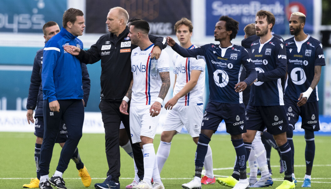 Amper stemning etter 0-0. VIF-trener Dag-Eilev Fagermo tar et godt tak rundt Aron Dønnums skuldre. Amper stemning etter 0-0. VIF-trener Dag-Eilev Fagermo tar et godt tak rundt Aron Dønnums skuldre.