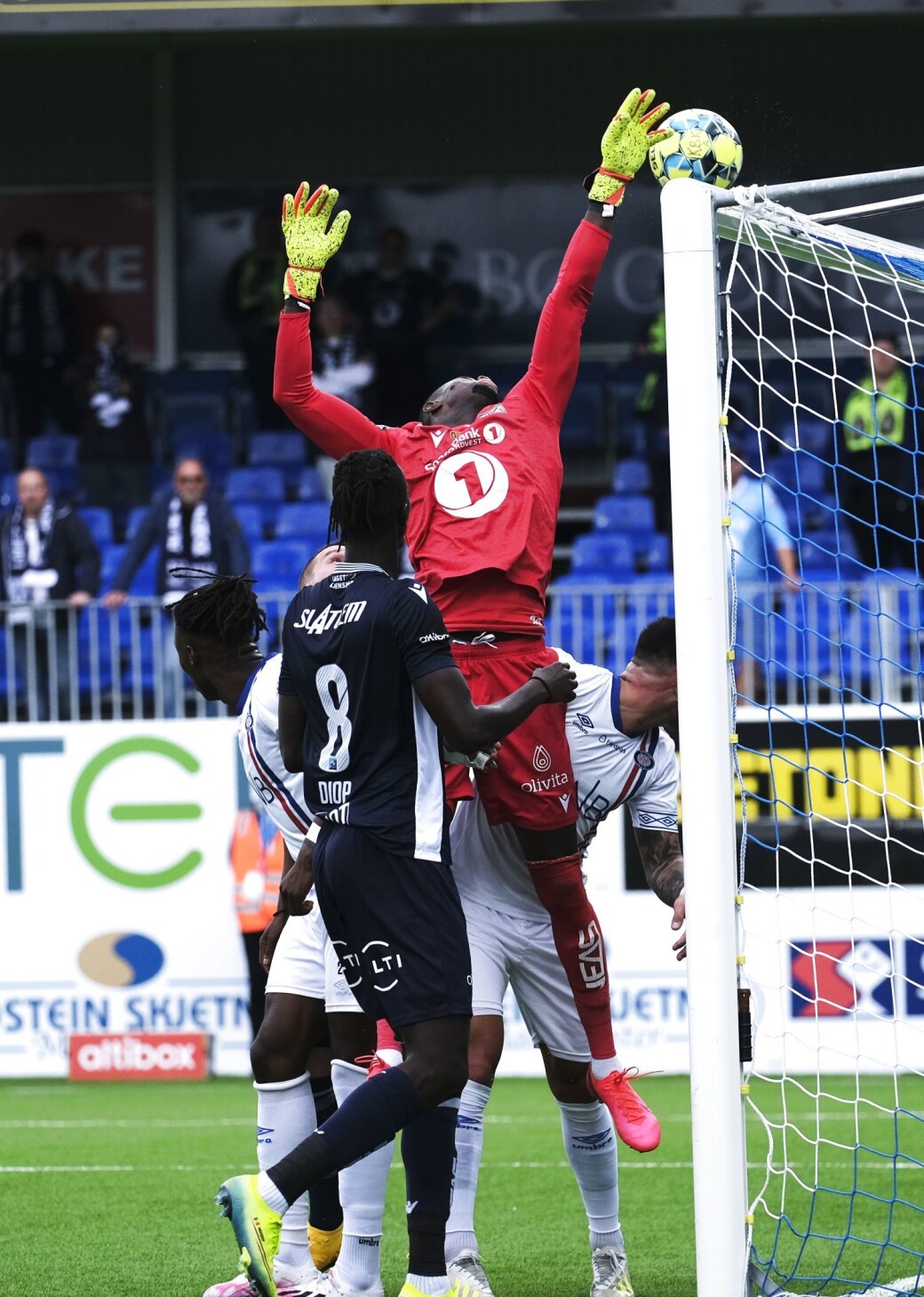 Harde dueller foran KFK-keeper Mbaye, som får fistet til hjørenspark. Harde dueller foran KFK-keeper Mbaye, som får fistet til hjørenspark.